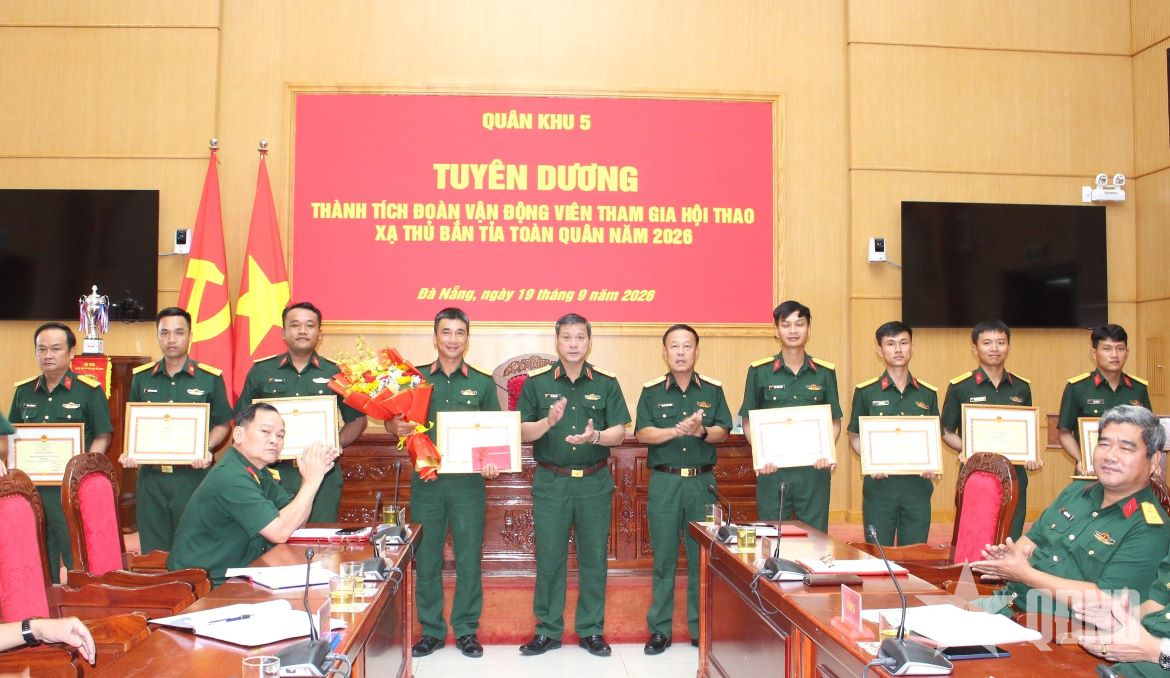 Quân khu 5 tuyên dương đoàn vận động viên tham gia Hội thao Xạ thủ bắn tỉa toàn quân